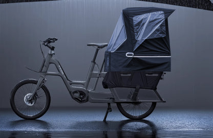 Housse de pluie universelle Urbyne sur un vélo cargo longtail, vue latérale