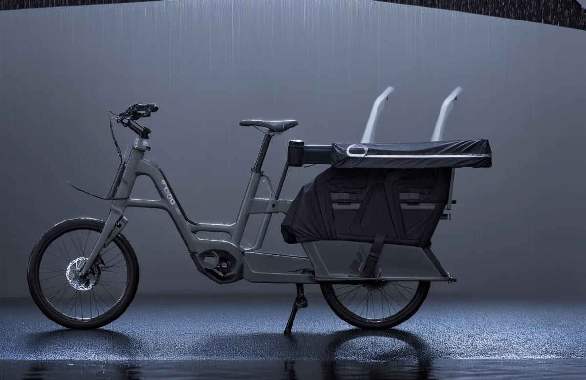 Housse de pluie Urbyne repliée vers l'arrière sur le vélo